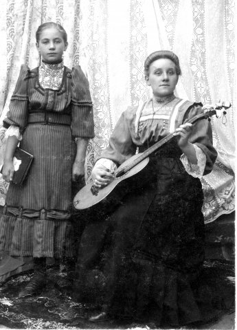 Maria Thiessen and Little Maria circa 1911